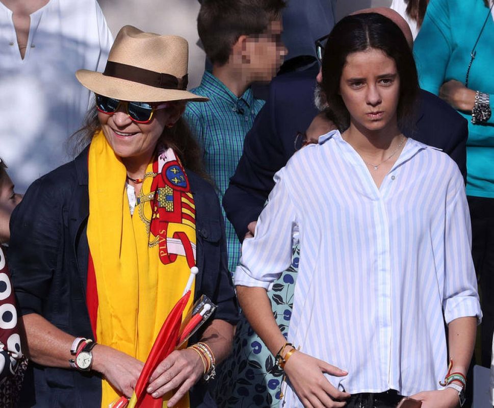 La infanta Elena y su hija Victoria Federica durante el desfile del 12 de octubre 