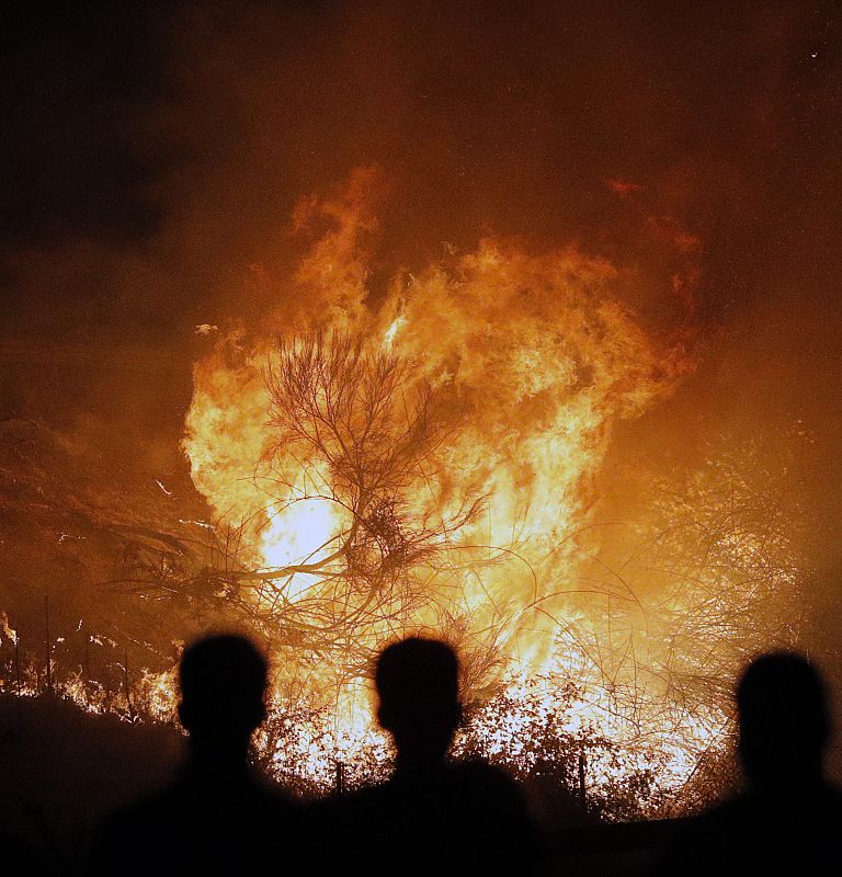 Aumentan a tres las víctimas mortales de los incendios que arrasan Galicia