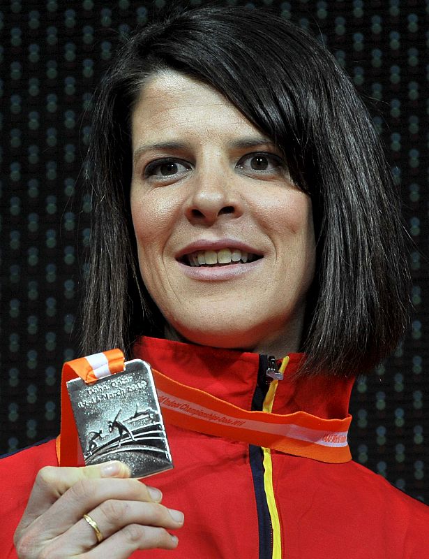 Beitia muestra su medalla de plata en el podio del Mundial de Atletismo en pista cubierta de Doha 2010.