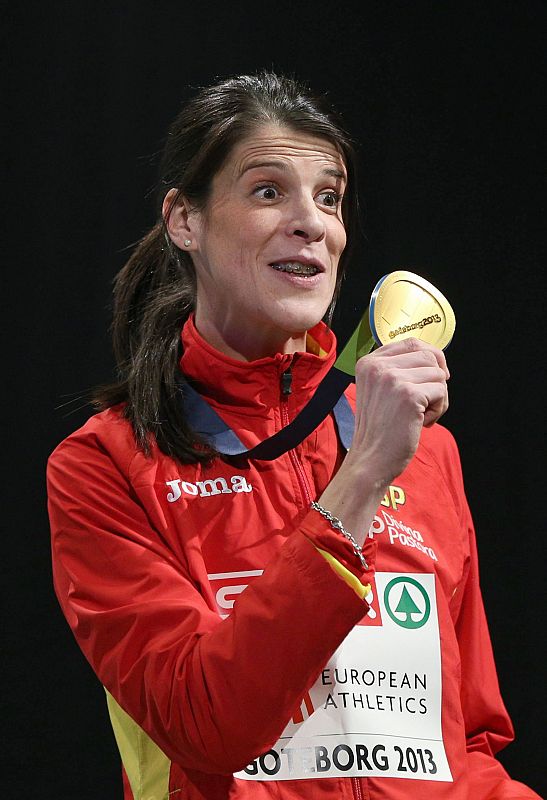 Beitia muestra su medalla de oro como campeona de Europa en 2013.