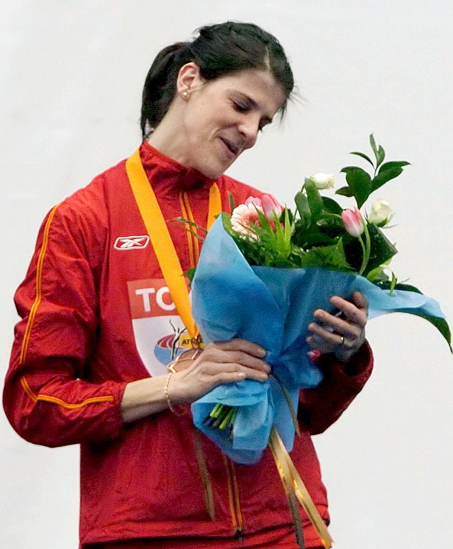La saltadora española observa su ramo de flores en el podio tras conseguir la medalla de bronce en la final de salto de altura de los XI Campeonatos del Mundo de Atletismo en pista cubierta de Moscú 2006.