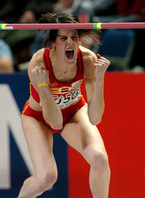 Ruth Beitia muestra su alegria tras superar los 1.99 en la final de la prueba de salto de altura de los Campeonatos de Europa de Atletismo en pista cubierta de Madrid, donde se colgó la plata, su primera medalla internacional.