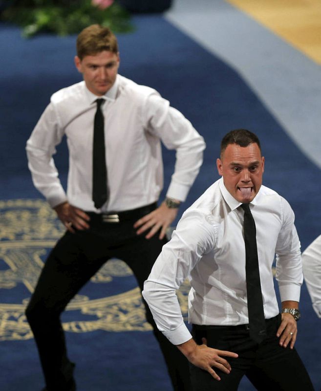 Israel Dagg (d), Jordie Barrett (i), jugadores de los All Blacks, la selección masculina de rugby de Nueva Zelanda, Premio Princesa de Asturias 2017 de los Deportes, realizan la "haka", durante la ceremonia de entrega de los galardones 