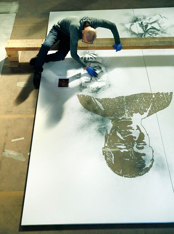 Cai Guo-Qiang durante el proceso creativo de la obra Las nubes distantes en el Salón de Reinos. Madrid, 2017