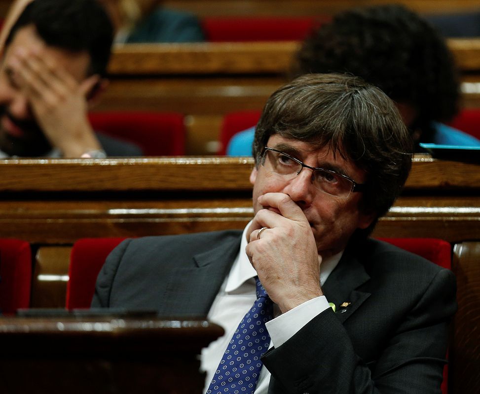 Puigdemont durante el pleno del Parlament para aprobar la DUI La resolución aprobada por el Parlament plantea entre sus 17 puntos "promulgar los decretos necesarios para la expedición a la ciudadanía catalana de documentación acreditativa de la nacio