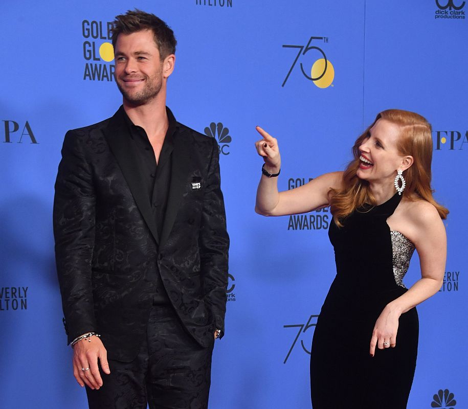 Jessica Chastain y Chris Hemsworth bromean en la sala de prensa