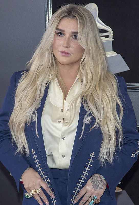 La cantante Kesha, a su llegada a la ceremonia de entrega de los Premios Grammy, que se han celebrado este año en Nueva York