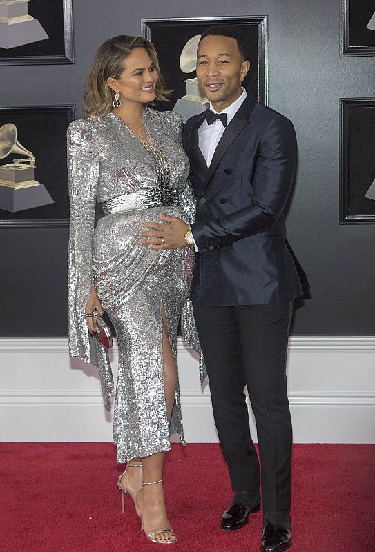 El músico estadounidense John Legend y la modelo Chrisy Teigen posan a su llegada al Madison Square Garden