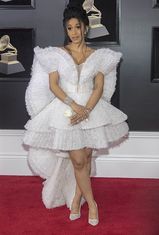 La cantante estadounidense Cardi B posa a la entrada de la gala de la 60 edición de los Premios Grammy