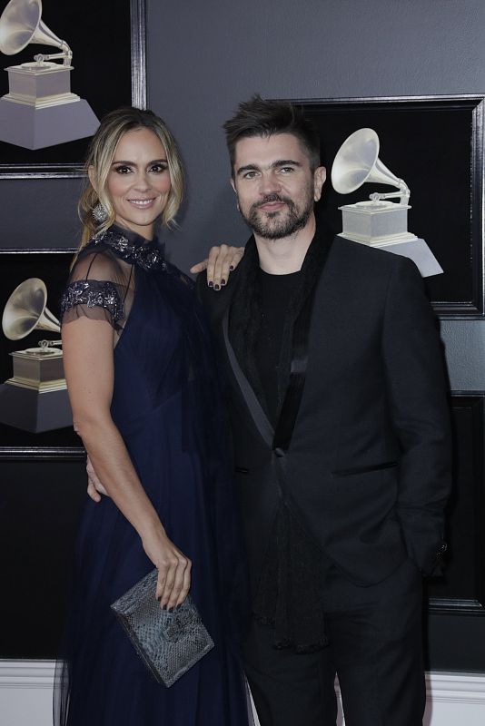 Juanes y su pareja, Karen Martínez, a su llegada al Madison Square Garden de Nueva York
