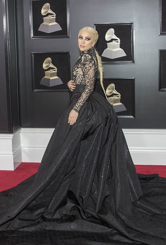 La cantante estadounidense Lady Gaga posa a su llegada a la gala de entrega de los Grammy