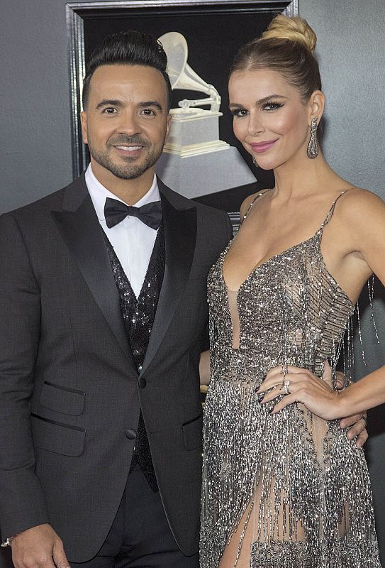 El cantante Luis Fonsi y la modelo Águeda López posan a su llegada al Madison Square Garden, para participar de la 60 edición de los Premios Grammy