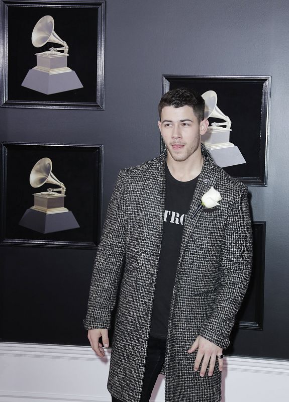 Nicky Jonas en la entrada de la gala de la 60 edición de los Premios Grammy