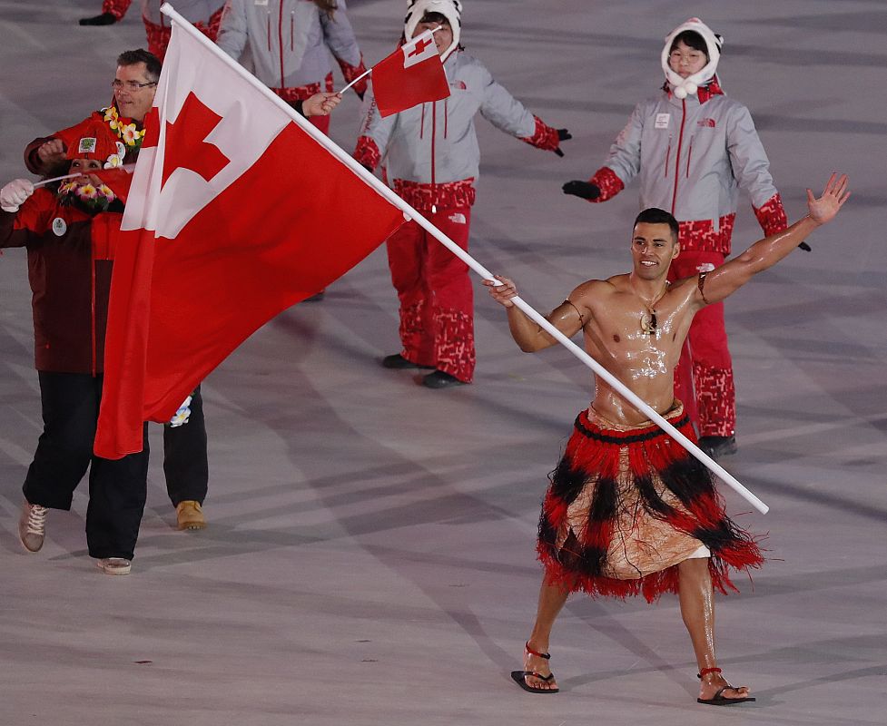 Una de las imágenes más llamativas de la inauguración fue el desfile de Tonga, con su abanderado a pecho descubierto pese a los dos grados bajo cero reinantes en Pyeongchang.
