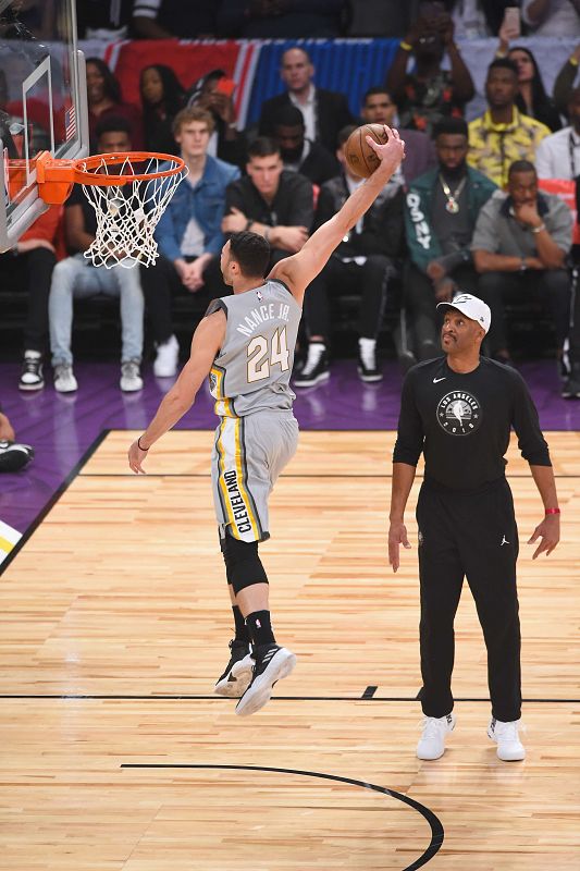 Larry Nance Jr. realiza otro mate durante el concurso celebrado en Los Ángeles