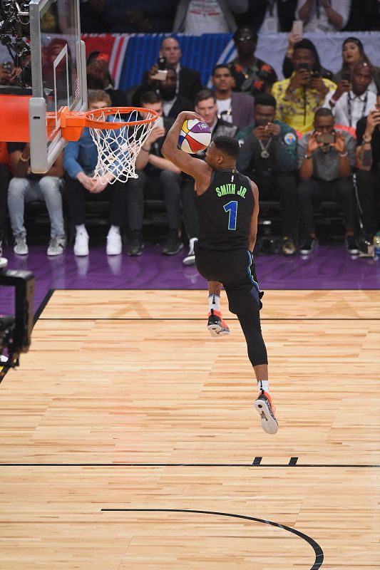 El jugador de Dallas Mavericks Dennis Smith Jr. vuela para hacer un mate