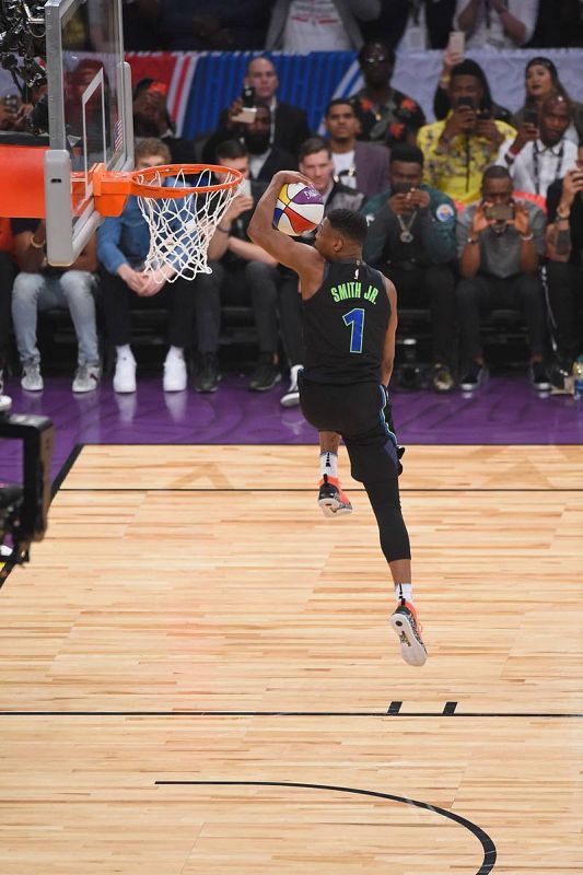 El jugador de Dallas Mavericks Dennis Smith Jr. vuela para hacer un mate