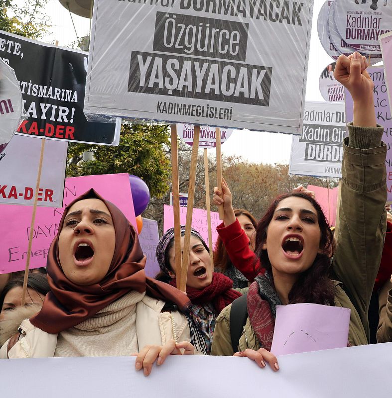 Mujeres durante la celebración del Día internacional de la mujer en Ankara (Turquía).