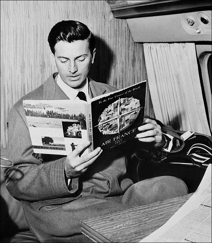 Hubert de Givenchy en 1957, durante un vuelo a Beauvais.