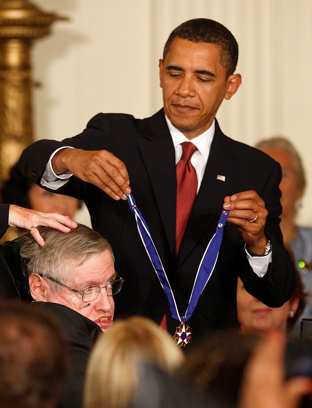El presidente Obama le impone la Medalla de la Libertad en la Casa Blanca en 2009.