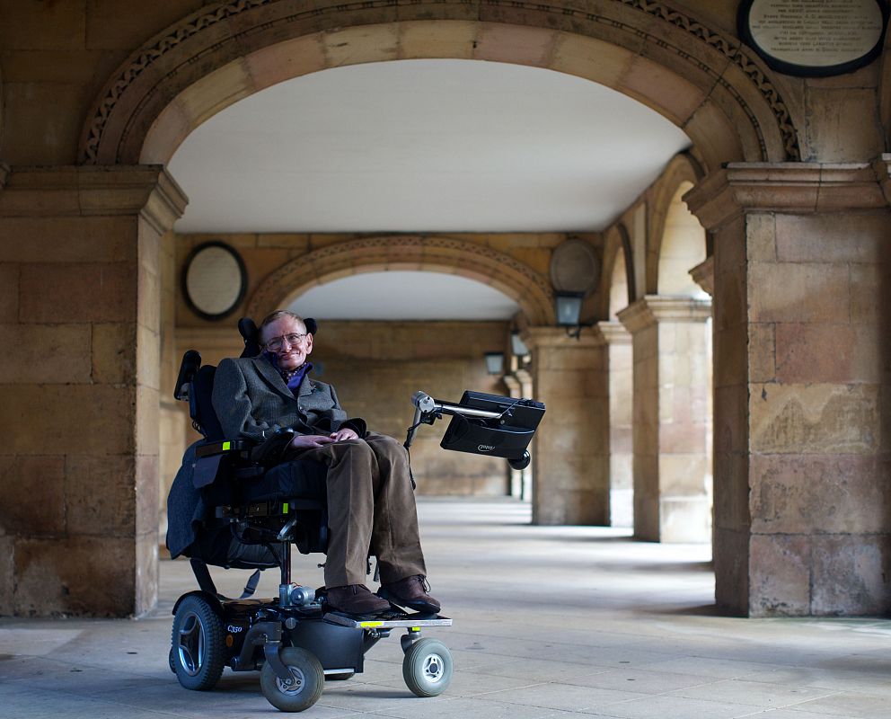 A pesar de sus problemas de salud, que comenzaron a agravarse cuando tenía 21 años, Hawking ha vivido durante más de medio siglo con una patología que muchas veces precipita una muerte prematura.