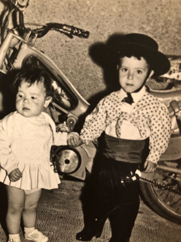 Fernando Martín con su hermana a los 3 años