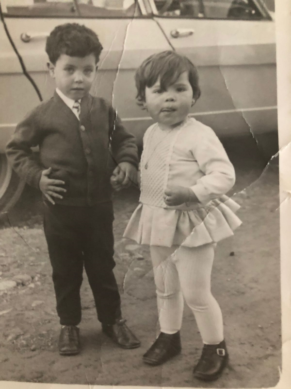 Fernando Martín con su hermana a los 5 años