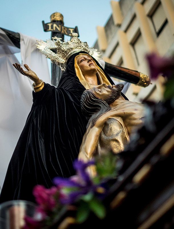 La imagen de la 'Soledad de María' de la Hermandad del Santo Entierro durante su procesión por las calles de Huelva