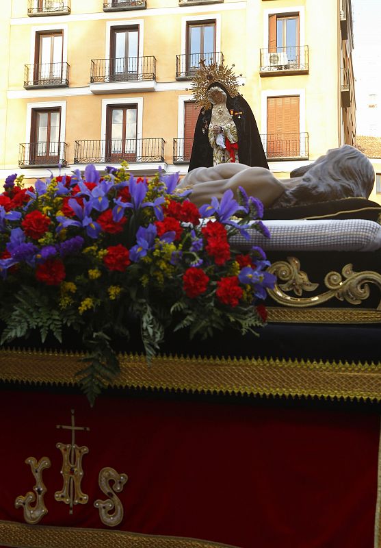 Paso del Santísimo Cristo Yacente, que se une a la procesión de la Soledad