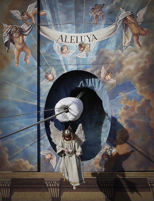 Imagen de la representación de la aparición del Arcángel San Gabriel a María, interpretado este año por la niña Ariadna Munilla, para anunciarle la resurrección del Señor durante la tradicional Bajada del Ángel en la Plaza de los Fueros de Tudela