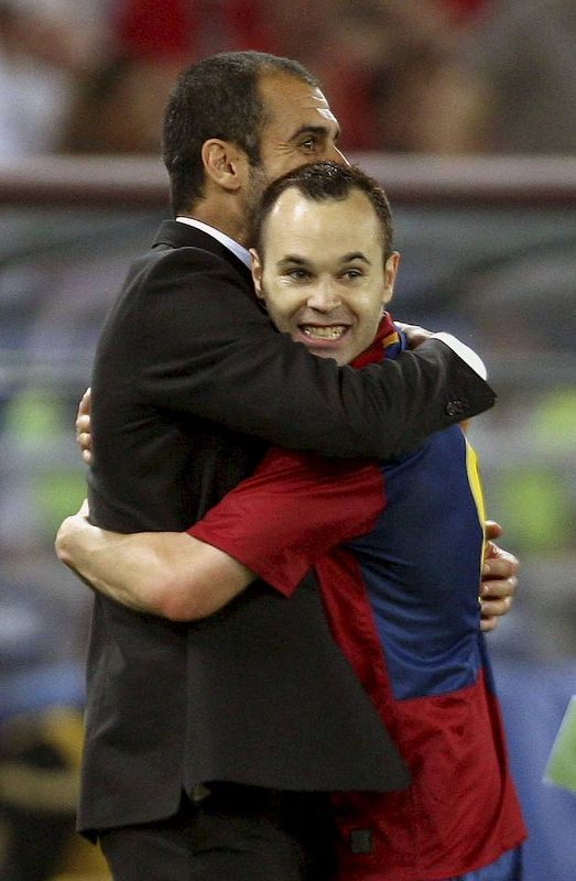 Con la llegada de Guardiola al banquillo culé, la carrera de Iniesta despegó.