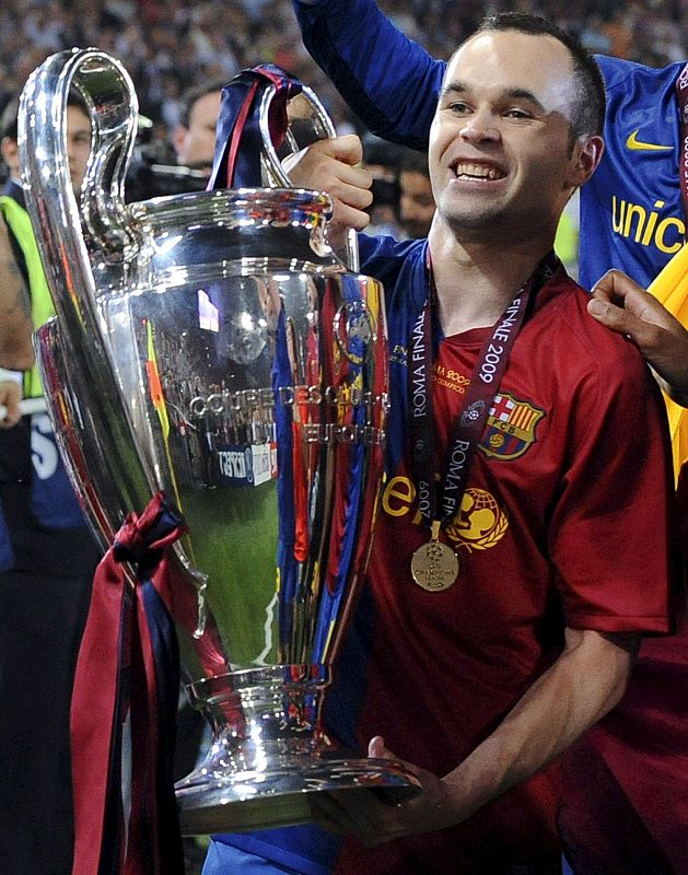 Iniesta sostiene su segunda Liga de Campeones en el estadio Olímpico de Roma (Italia).