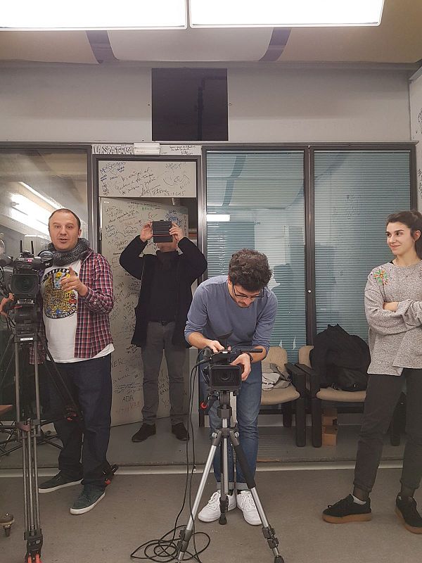 El cámara Iván Bayón y Enrique Pérez, realizador, durante la grabación a Ana Bernal Triviño  en Código Nuevo