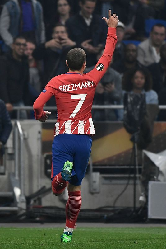 Griezmann celebra con sus aficionados el gol colchonero.