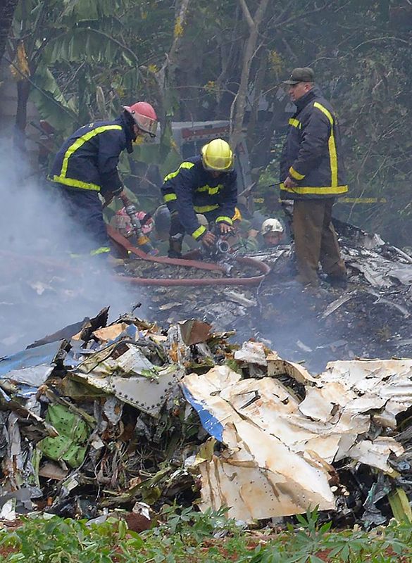 Un Centenar De Muertos Al Estrellarse Un Avión Rtve Es