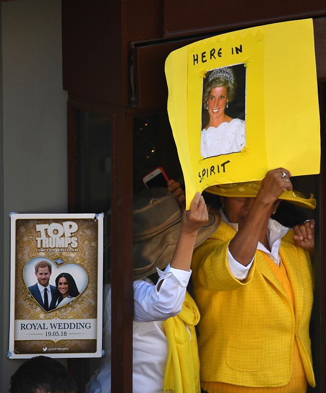Dos personas sostienen una pancarta en la que recuerdan a la princesa Diana, fallecida hace 21 años
