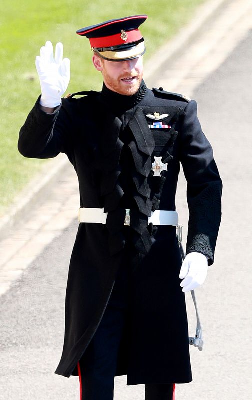 El príncipe Enrique saluda a su llegada al Castillo de Windsor