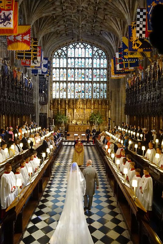 El príncipe Carlos lleva a Meghan Markle al altar de la Capilla de San Jorge
