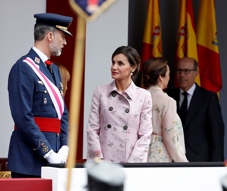 El rey Felipe, acompañado por la Reina Letizia, a su llegada al acto central del Día de las Fuerzas Armadas