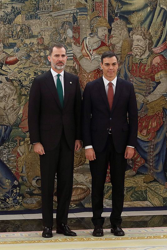 El nuevo presidente del Gobierno de España promete su cargo ante el rey