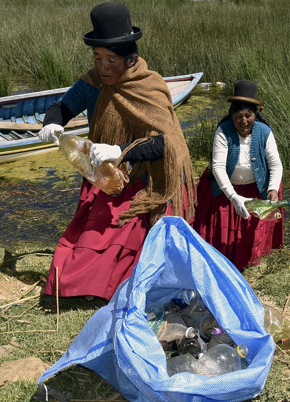 Plástico en el lago Titicaca