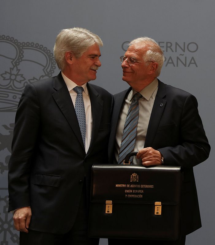 Traspaso de carteras | Exteriores: Alfonso Dastis - Josep Borrell