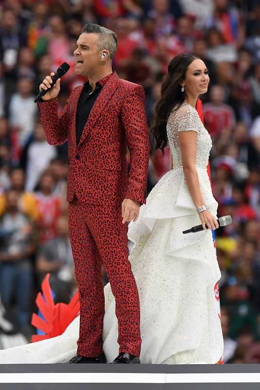 Robbie Williams y Aida Garifullina pusieron la voz en la escueta ceremonia de inauguaración.