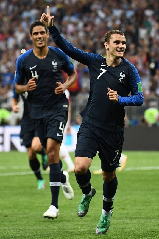 Antoine Griezmann celebra su tanto desde los once metros.