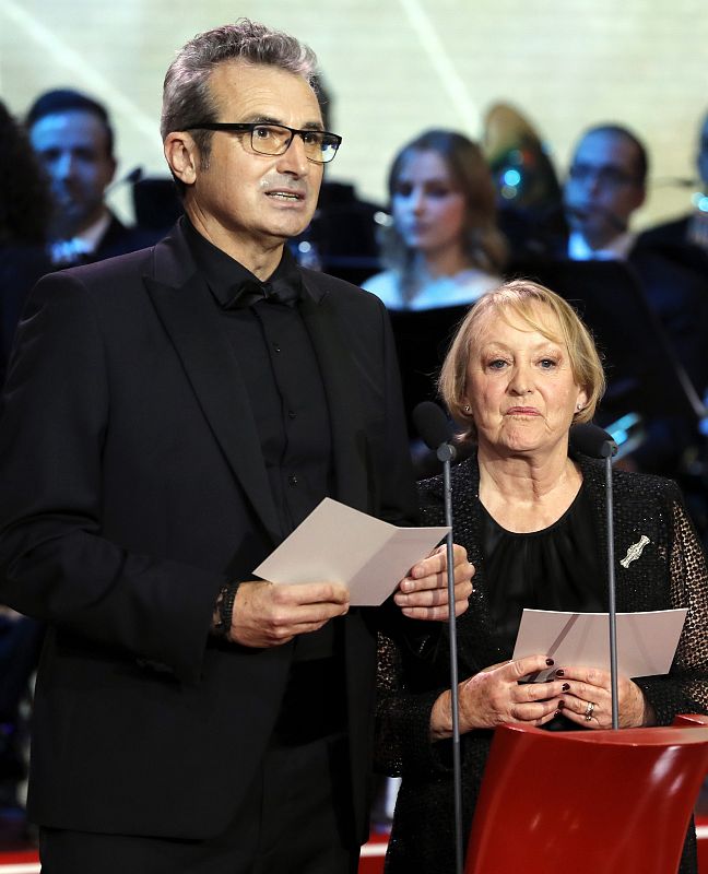 Yvonne Blake, junto al vicepresidente primero, Mariano Barroso, durante su discurso en la gala de entrega de la XXXI edición de los Premios Goya.