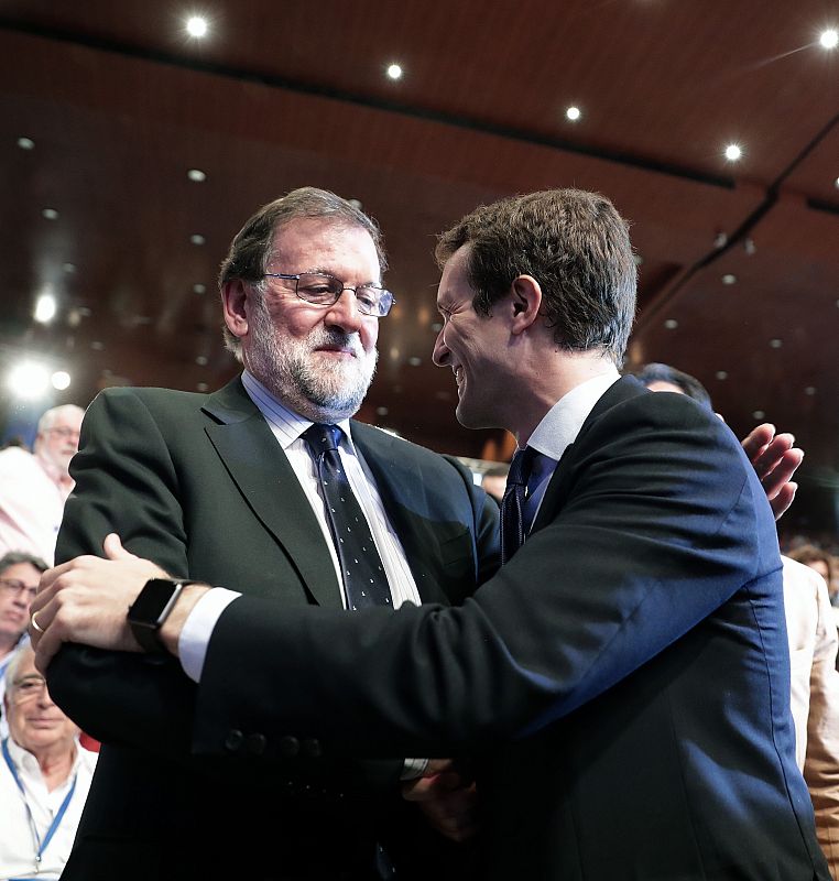 Pablo Casado saluda a Mariano Rajoy tras su intervención en el XIX Congreso del partido