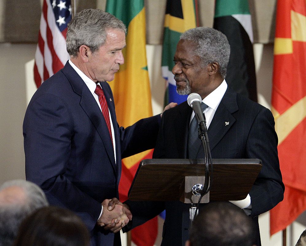 Kofi Annan saluda al presidente de EE.UU. George W. Bush en un almuerzo celebrado durante la Asamblea General de la ONU en Nueva York (19/09/2006)