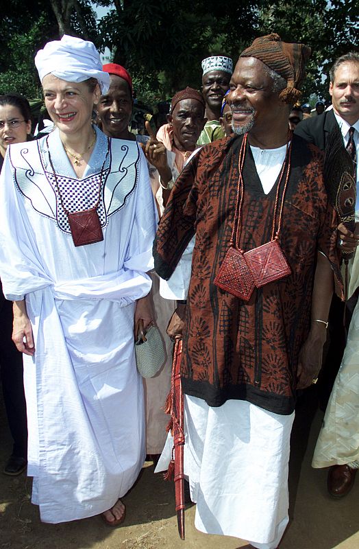 Kofi Annan y su mujer Nane son nombrados Jefes Supremos de la Provincia Norte de Sierra Leona, en el segundo día de la gira de Annan por cuatro naciones africanas (03/12/2000).
