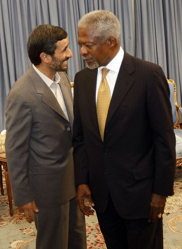 Kofi Annan con el presidente de Irán Mahmoud Ahmadinejad en Teherán (13/10/2008)