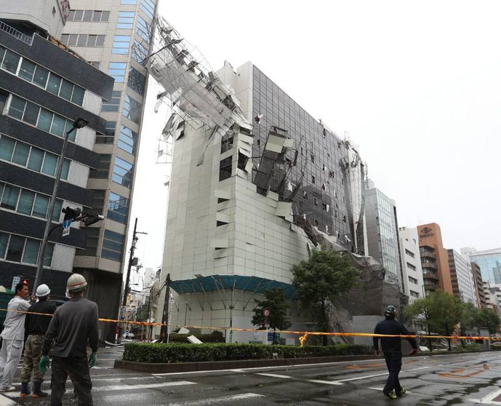 Edificio en Osaka dañado por el tifon Jebi 